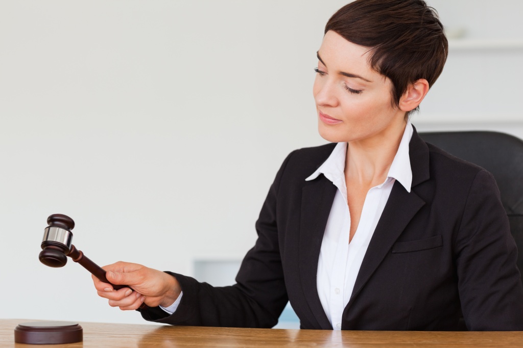 serious-woman-knocking-gavel.jpg судья