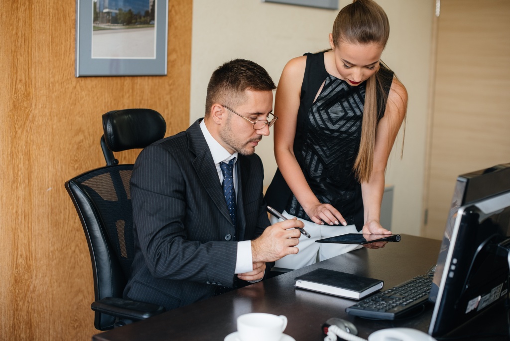 manager-his-assistant-discuss-new-plans-tasks-business-finance.jpg сотрудники