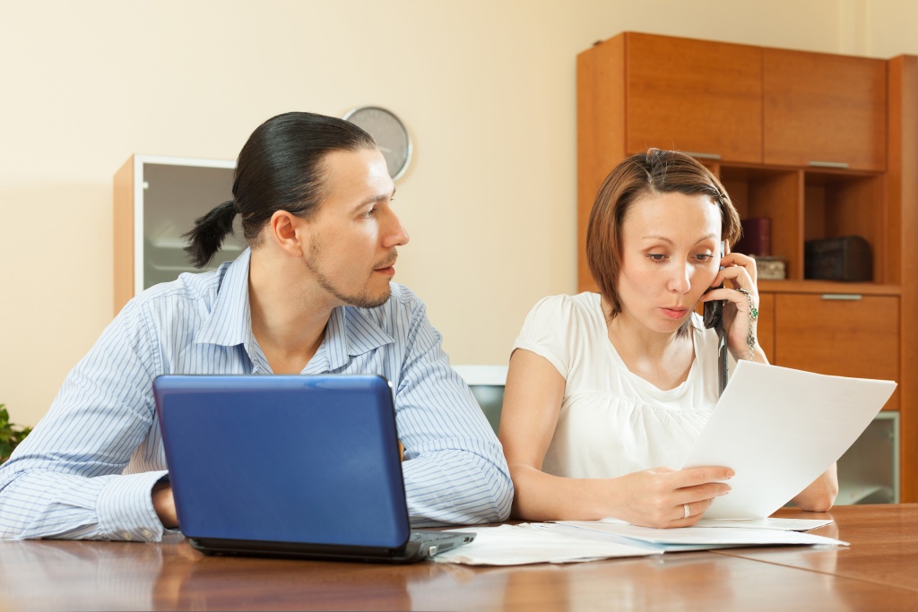 man-woman-with-financial-document.jpg ноутбук