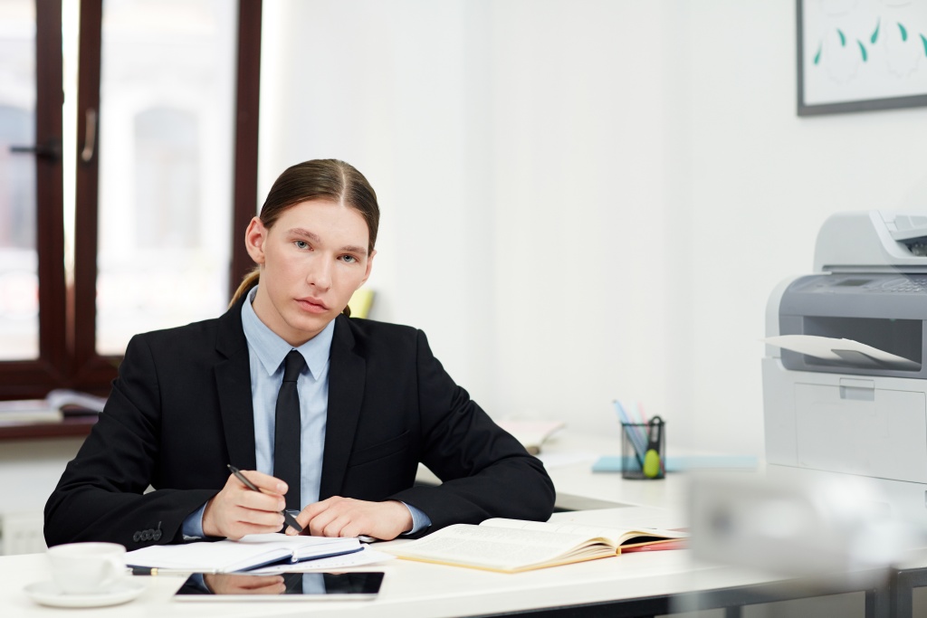 portrait-confident-young-manager.jpg кабинет