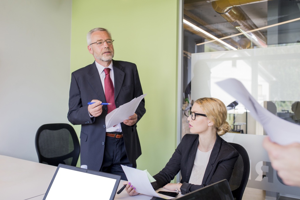 business-people-brainstorming-office-desk.jpg люди