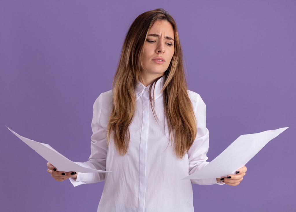 clueless-young-pretty-caucasian-girl-holds-looks-paper-sheets.jpg девушка