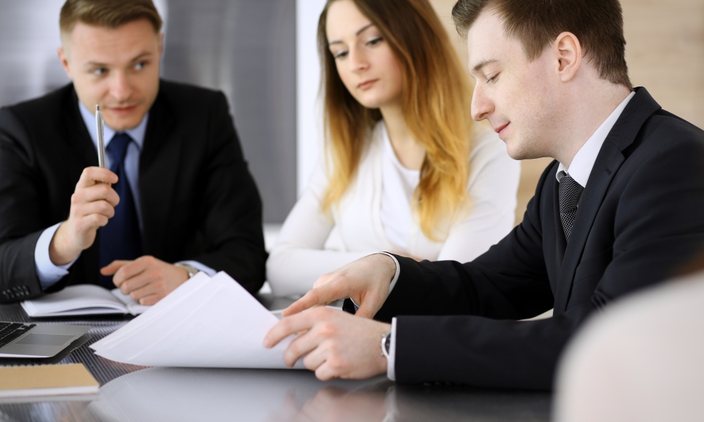 business-people-lawyers-discussing-questions-meeting-modern-office.jpg переговоры