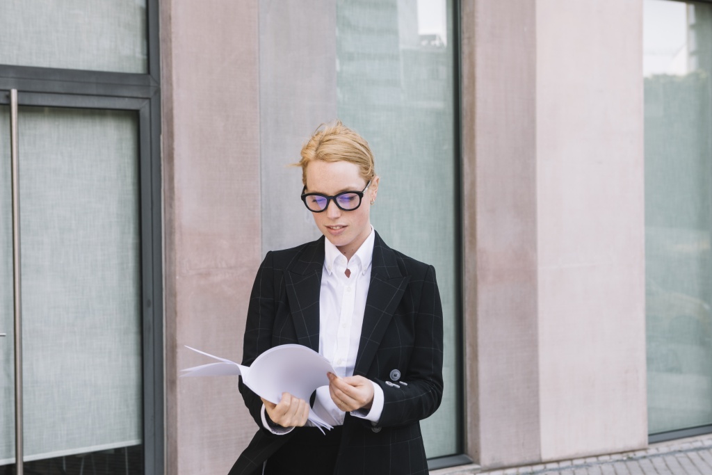 portrait-young-businesswoman-checking-white-paper.jpg документы